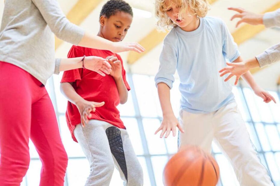 Enfant qui joue au basket