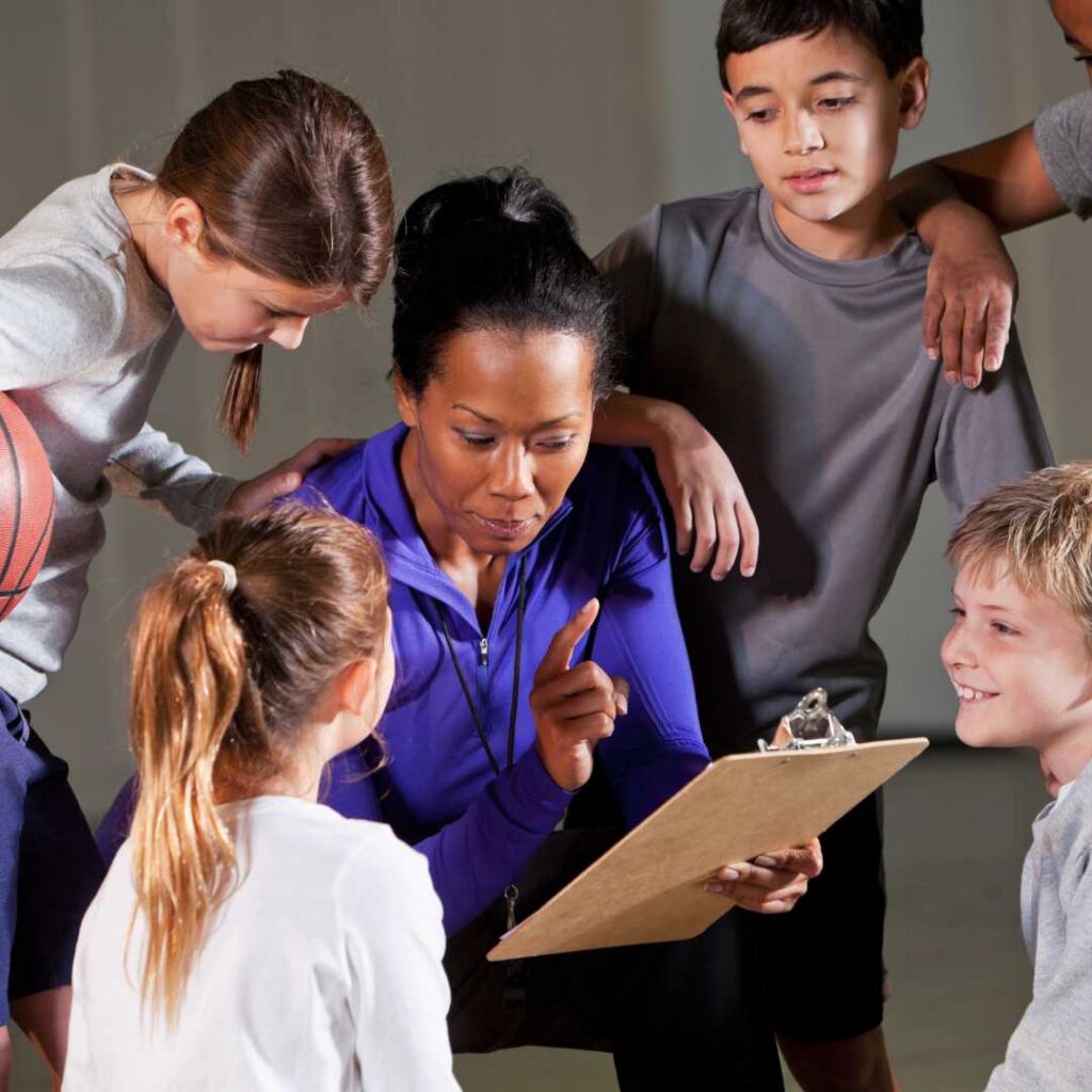 Entraineur et enfant basket